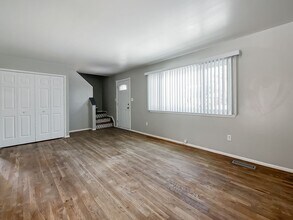 430 N Dobson St in Westland, MI - Foto de edificio - Building Photo