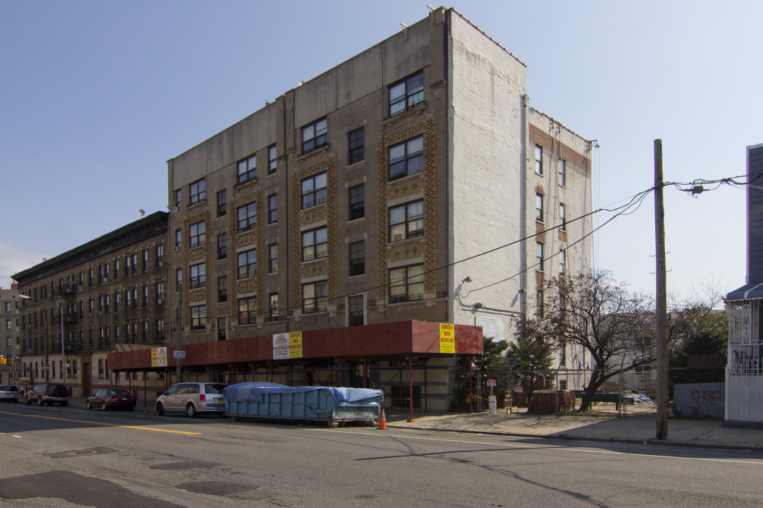 1170 W Farms Rd in Bronx, NY - Building Photo