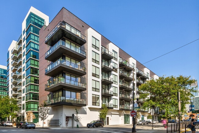 property at 812 W Adams St