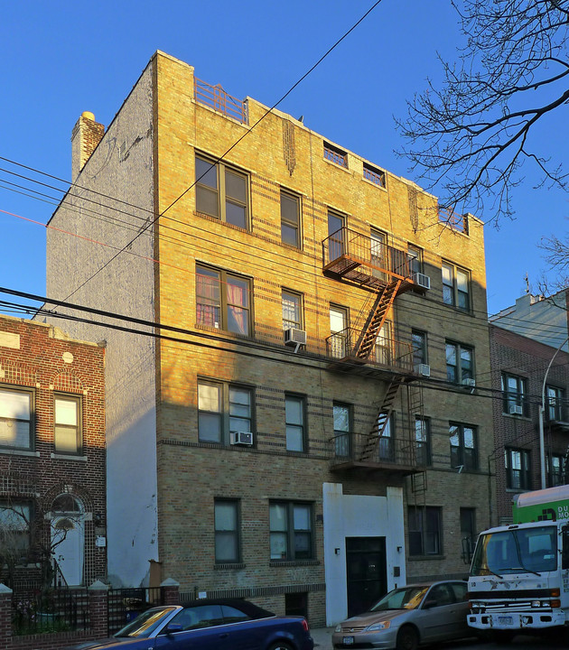 31-40 30th St in Astoria, NY - Building Photo