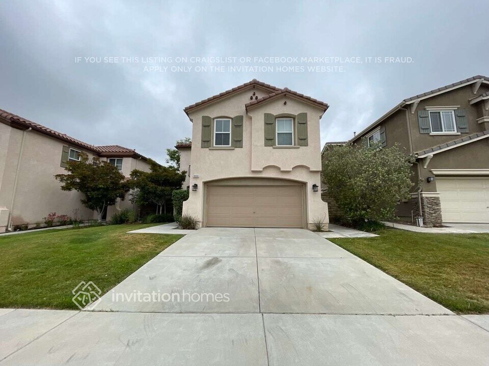 19916 Christopher Ln in Santa Clarita, CA - Foto de edificio