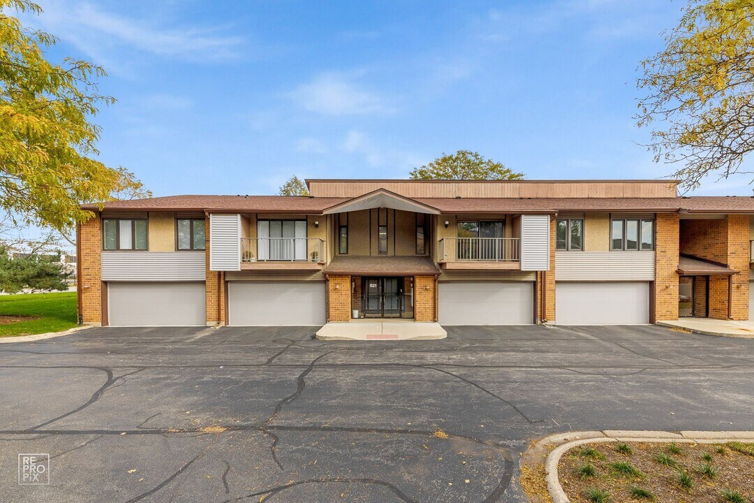 821 Oakton St in Elk Grove Village, IL - Building Photo