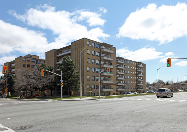 1911 Victoria Park Ave in Toronto, ON - Building Photo - Building Photo