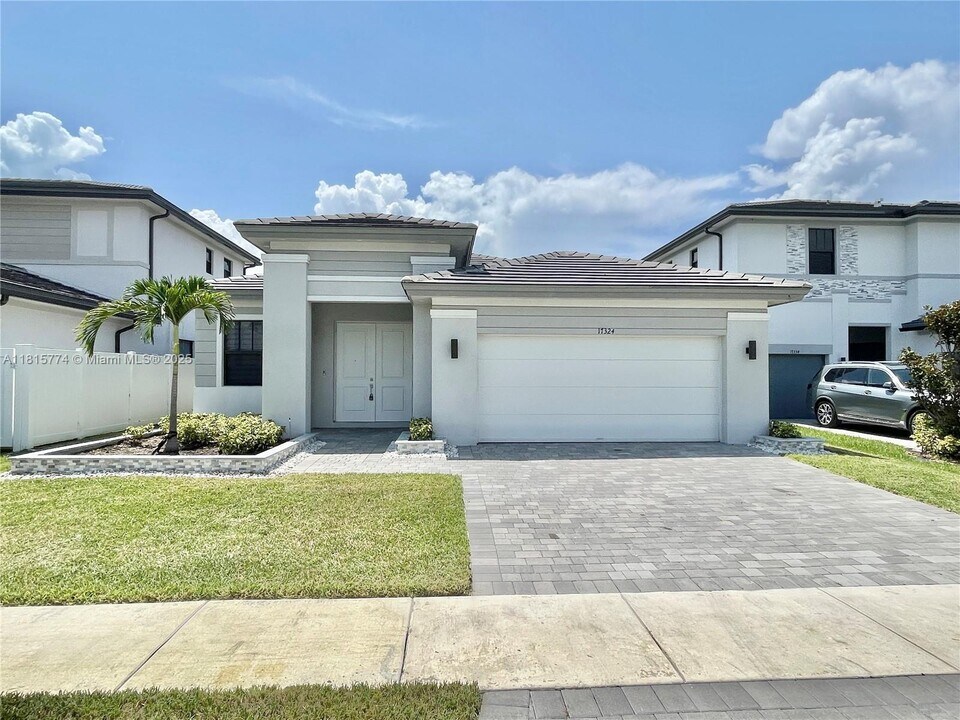 17324 SW 41st St in Miramar, FL - Building Photo