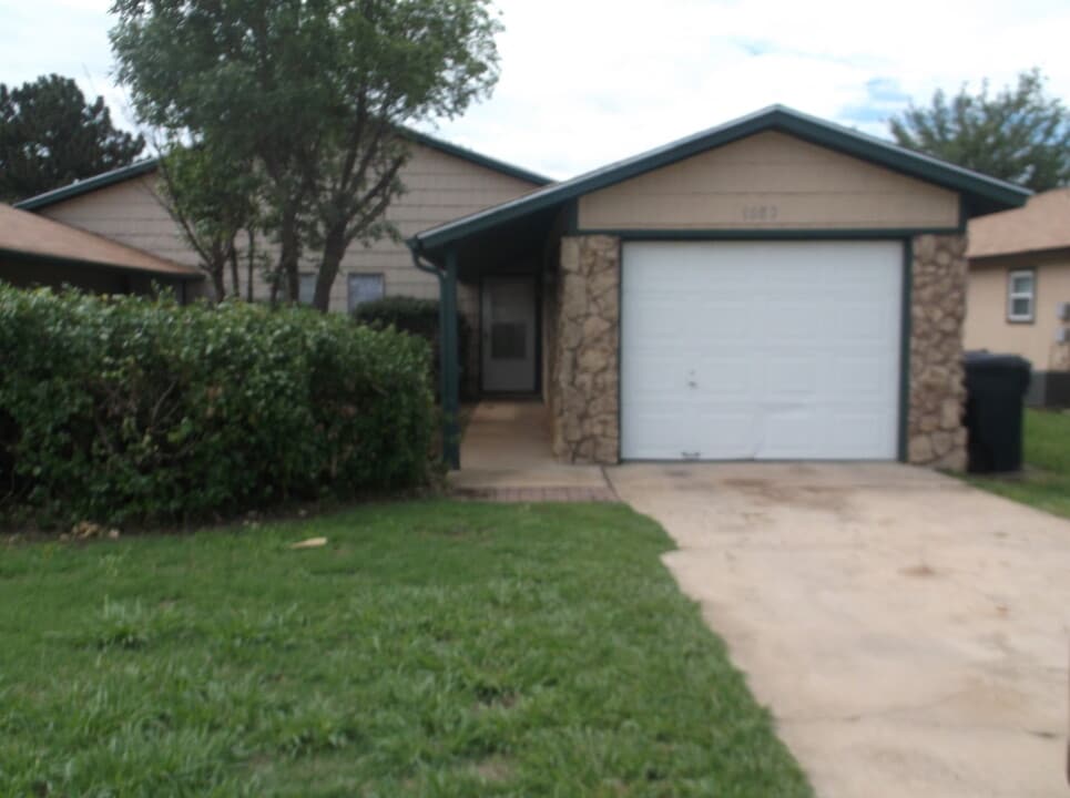 1002 Straka Terrace in Oklahoma City, OK - Building Photo