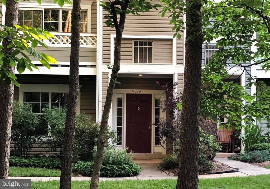 5136 Castle Harbor Way in Centreville, VA - Foto de edificio