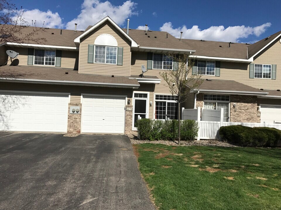 14179 Plymouth Ave in Burnsville, MN - Foto de edificio