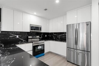 9405 SW 76th St in Miami, FL - Building Photo - Building Photo