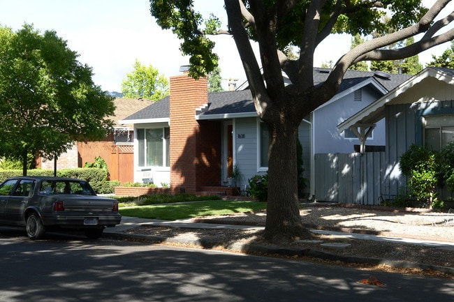1638 Lark Ave in Redwood City, CA - Foto de edificio - Building Photo
