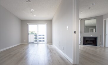 350 S Reno St-Unit -206 in Los Angeles, CA - Building Photo - Building Photo