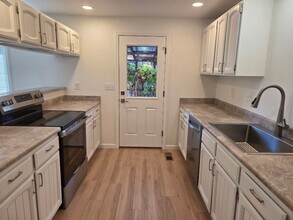2676 Upper Dr in Medford, OR - Building Photo - Building Photo