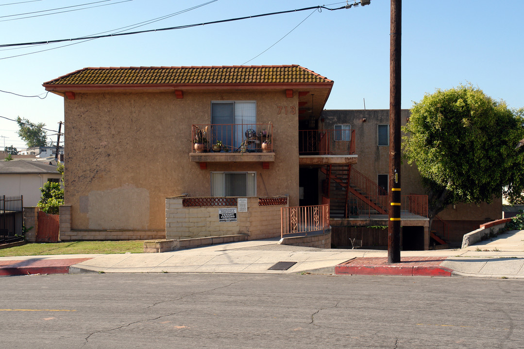 713 Edgewood St in Inglewood, CA - Building Photo