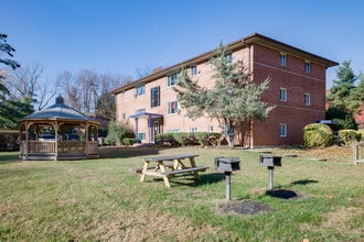 Friendship Place Apartments in Woodbridge, VA - Foto de edificio - Building Photo