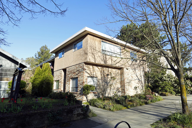 5611 California Ave SW in Seattle, WA - Foto de edificio - Building Photo