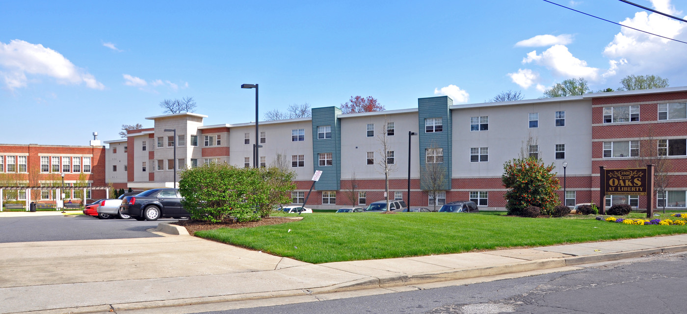 Oaks at Liberty in Gwynn Oak, MD - Foto de edificio