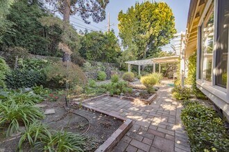 908 Glennan Dr in Redwood City, CA - Building Photo - Building Photo