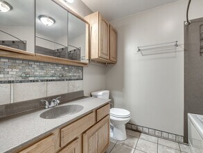 3900 Hiddleston Cir in Oklahoma City, OK - Building Photo - Building Photo