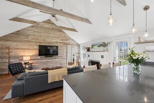 250 Oak Rd in New Suffolk, NY - Building Photo