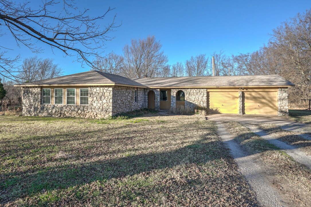 8700 N 185th E Ave in Owasso, OK - Building Photo