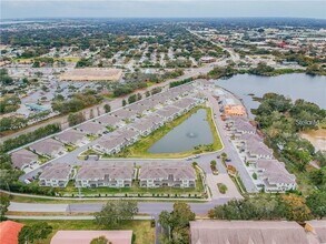 1950 Lake Ridge Blvd in Clearwater, FL - Foto de edificio - Building Photo