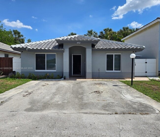 18402 NW 56th Pl in Miami Gardens, FL - Building Photo - Building Photo
