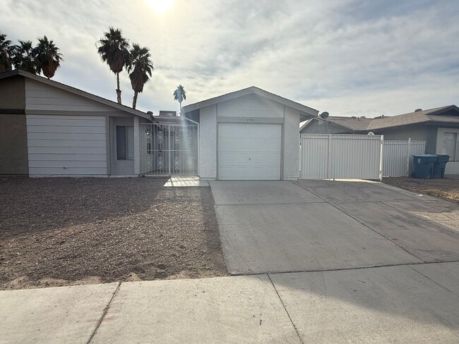 4901 Chantilly Ave in Las Vegas, NV - Building Photo - Building Photo