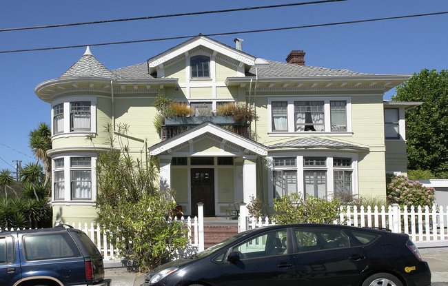 353 Newton Ave in Oakland, CA - Foto de edificio - Building Photo