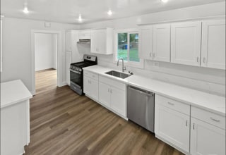 704 Mountain Ave in Pomona, CA - Foto de edificio - Building Photo