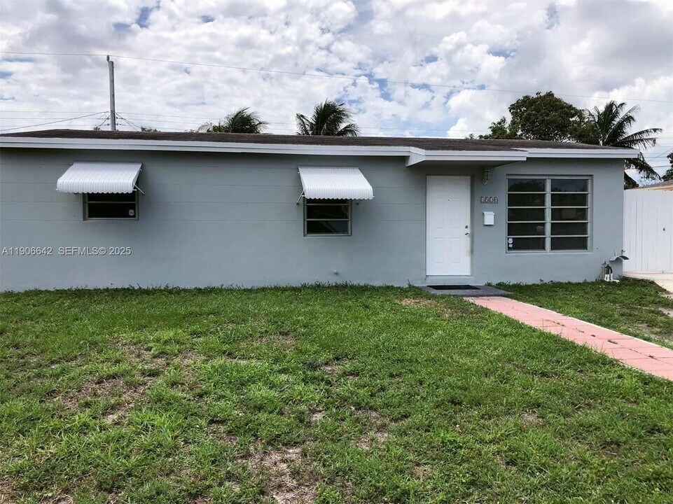1520 N 71st Terrace in Hollywood, FL - Building Photo