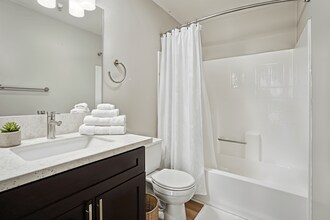 Chadron in Hawthorne, CA - Foto de edificio - Building Photo