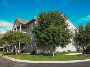 1019 E Sunrise Pl in Sioux Falls, SD - Foto de edificio - Building Photo
