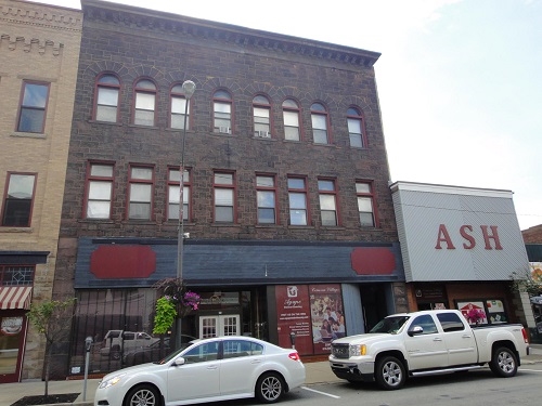 105 W Mahoning St in Punxsutawney, PA - Building Photo