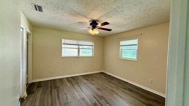 1102 Myrtle Rd in Valrico, FL - Building Photo - Building Photo