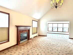 8047 Laurel Park Ln in East Amherst, NY - Foto de edificio - Building Photo