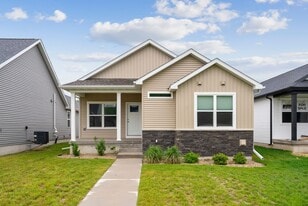 116 Axlewood Dr in Waterloo, IA - Building Photo