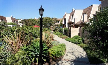 13035 Mindanao Way in Marina Del Rey, CA - Building Photo - Building Photo