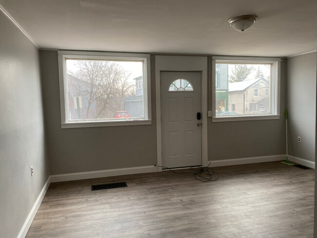 62 Main St in Philadelphia, NY - Foto de edificio - Building Photo