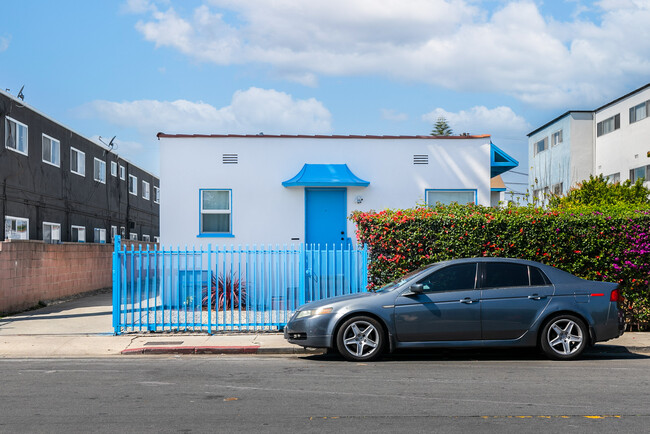 2243 S Ridgeley Dr in Los Angeles, CA - Building Photo - Primary Photo