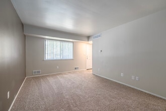 Coppertree Townhomes in Taylor, MI - Foto de edificio - Building Photo