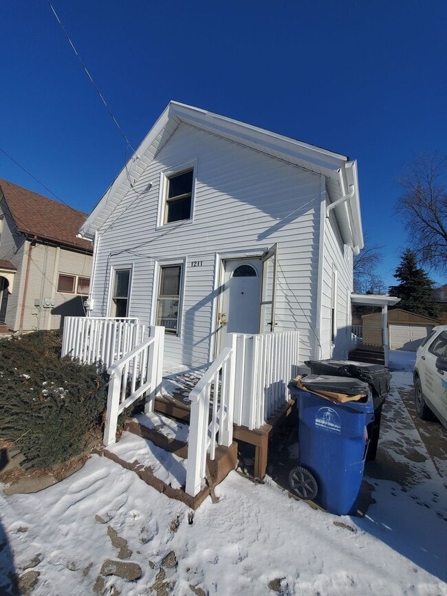 1211 S Memorial Dr in Racine, WI - Building Photo - Building Photo