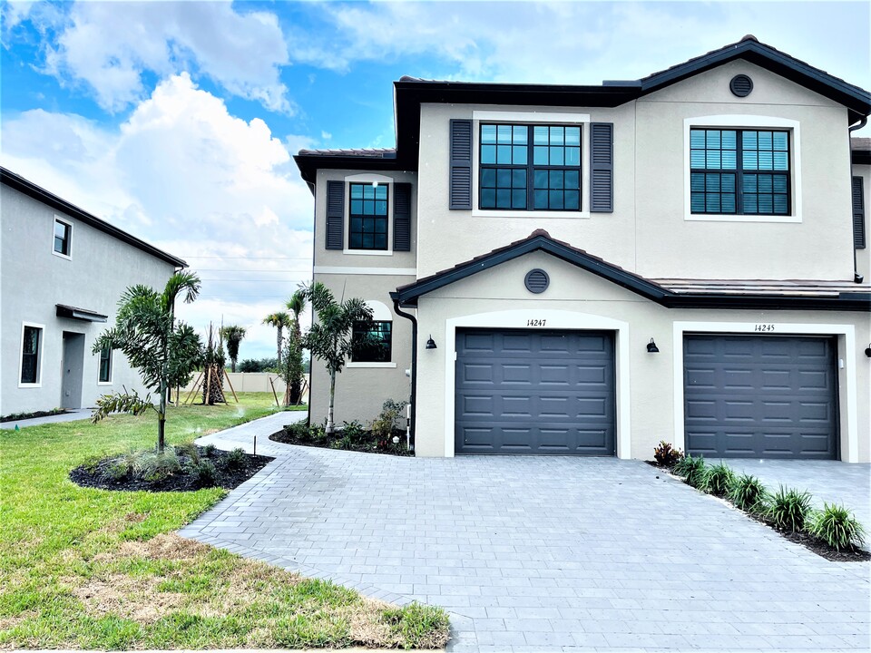 14247 Pine Lodge Ln in Ft. Myers, FL - Building Photo