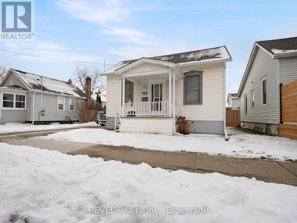 15 Hampstead Pl in St Catharines, ON - Building Photo