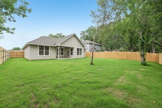 344 Webb St in Smithville, TX - Building Photo - Building Photo