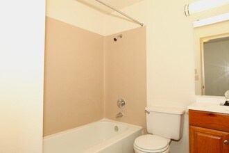 Laurelwood Gardens in Federal Way, WA - Building Photo - Building Photo