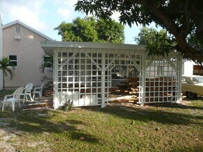 525 24th Ave N in Lake Worth Beach, FL - Building Photo - Building Photo