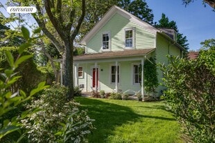 17 Montauk Ave in Sag Harbor, NY - Building Photo