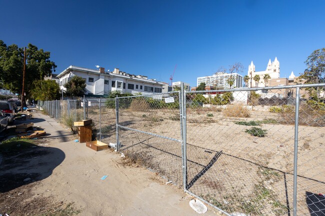 2869 Francis Ave in Los Angeles, CA - Building Photo - Building Photo