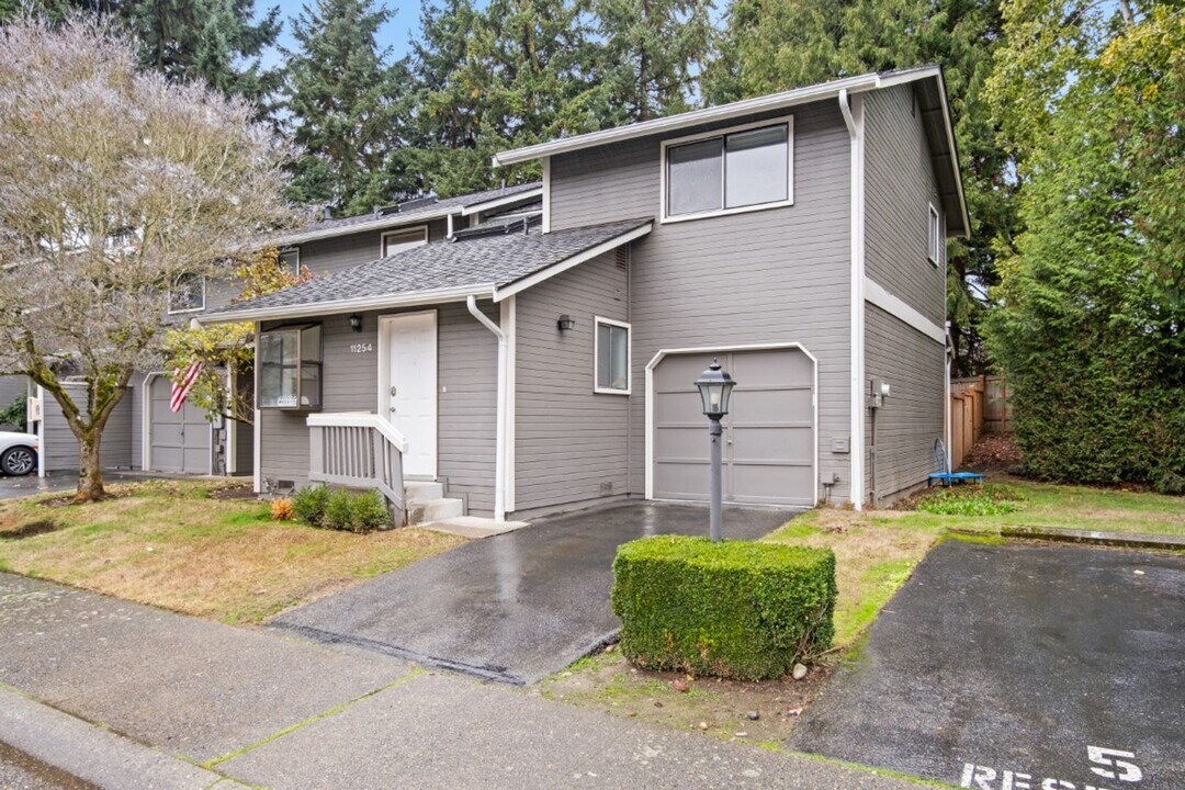 11254 NE 131st Ln in Kirkland, WA - Building Photo
