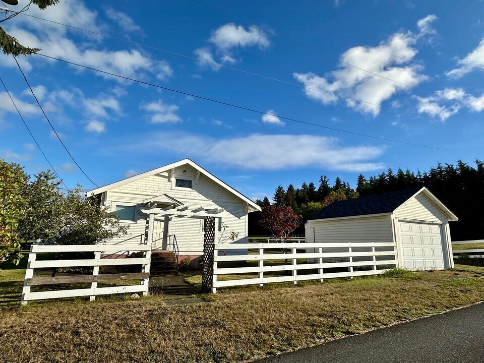 2010 Boblett St in Blaine, WA - Building Photo
