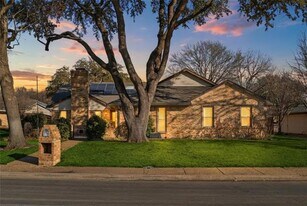 322 N Greenstone Ln in Duncanville, TX - Building Photo